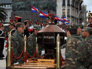 Urna con los restos de J.G. Artigas
