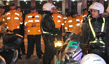 Inspectores de tránsito en dispositivo de control