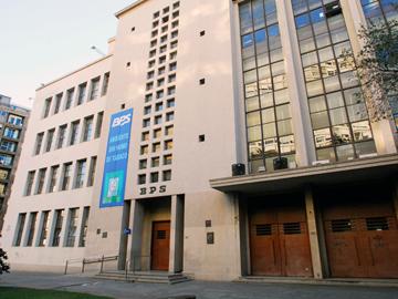 Fachada del Banco de Previsión Social en Montevideo