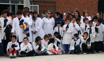 Maestras y niños de la Escuela N.°382 de Parque Guaraní