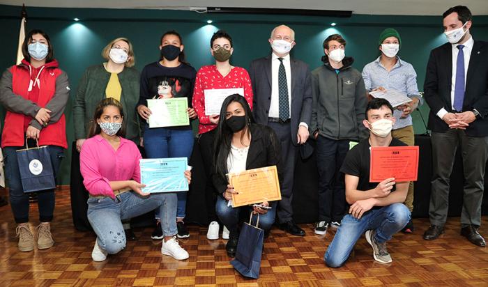 Pablo da Silveira y alumnos del Cecap diplomados