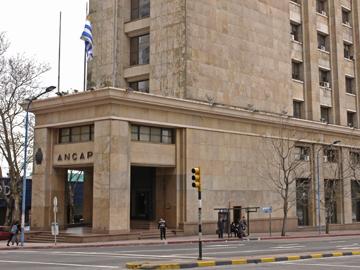 Fachada del edificio central de ANCAP en Montevideo