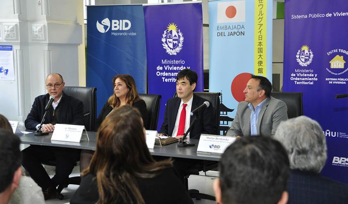 Autoridades de MVOT; del BID y de la Agencia de Vivienda