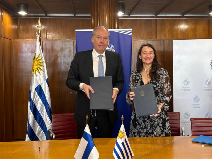 Jarno Syrjala y Valeria Csukasi firmaron el convenio sobre seguridad social.