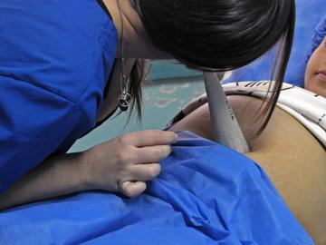 Mujer revisada por médico