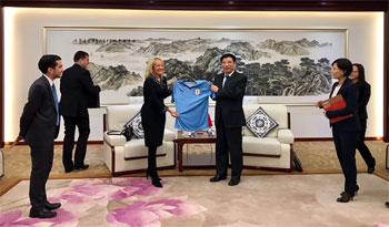 Carolina Cosse con ministro de Industria y Tecnologías de la Información chino, Miao Wei