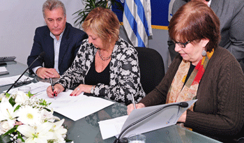 Ministras Liliam Kechichian y Marina Arismendi en firma de convenio