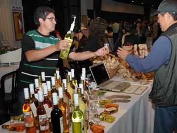 Emprendedor vendiendo en una feria