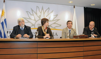 Ministros Eduardo Bonomi, Marina Arismendi y Ernesto Murro, junto al director de OPP,Alvaro García