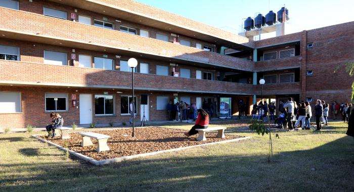 Ministra Eneida de León encabezó inauguración del edificio José Leandro Andrade en Salto