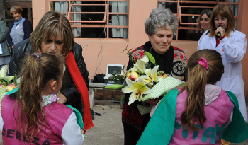 Directora general de Primaria, Irupé Buzzetti, junto a María Auxiliadora Delgado, en actividad de Salud Bucal en escuela 140 de Santa Lucía