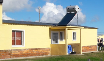 Casa de Mevir con colector solar