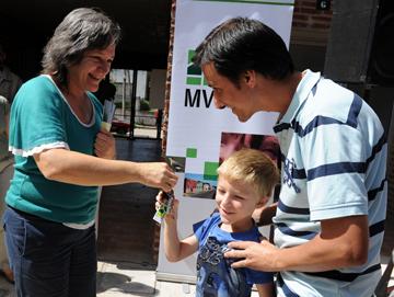 Ministra Muslera entregando llaves de viviendas