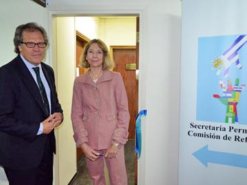 Canciller Luis Almagro y Eva Demant de ACNUR