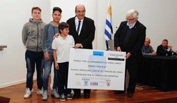 Liceales de Montevideo reciben el premio del programa “Pelota al Medio a la Esperanza”