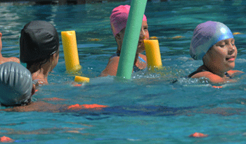 Niños en piscina