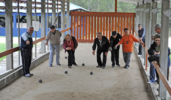 Adultos mayores en actividad recreativa