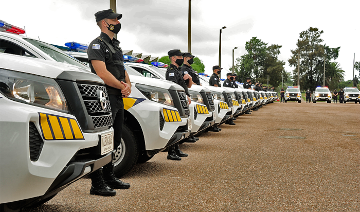 Jefaturas de Policía de Montevideo y Canelones reciben 30 camionetas