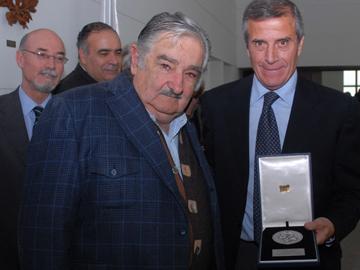 Mujica entrega a Tabárez medallas