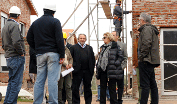 Eneida de León y equipo del Ministerio de Vivienda, en Tacuarembó