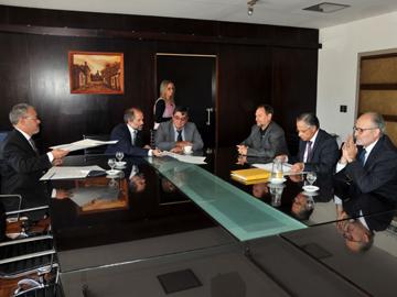 Autoridades uruguayas y ecuatorianas en firma de convenio