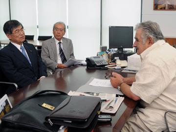 Mujica con el viceministro japonés