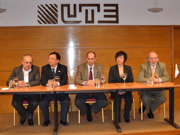 Autoridades en firma de convenio