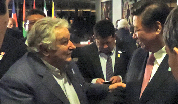 El Presidente José Mujica y su par de China, Xi Jinping, al salir de la cumbre de Brasilia