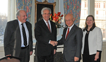 Tabaré Vázquez junto a director general de la OIEA, Yukiya Amano