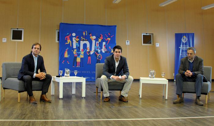 Presidente Luis Lacalle Pou, director del Instituto Nacional de la Juventud, Felipe Paullier, y rector de la Universidad de la República, Rodrigo Arim