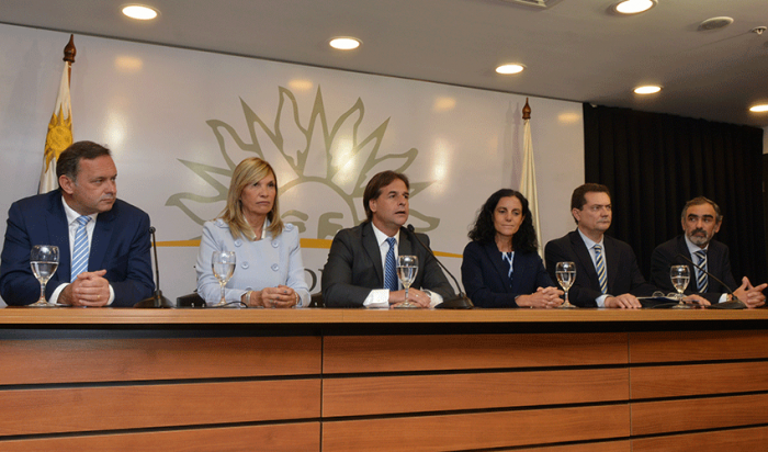 El presidente electo, Luis Lacalle Pou, y su equipo en rueda de prensa