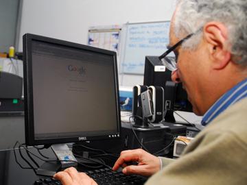 Adulto mayor frente a computadora