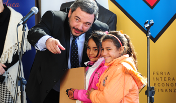 Presidente del Banco Central del Uruguay, Mario Bergara, con niños en la feria "BCU Educa"