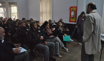 Marcos Otegui, de la OPP, intercambia opiniones con los vecinos de Barrio Peñarol