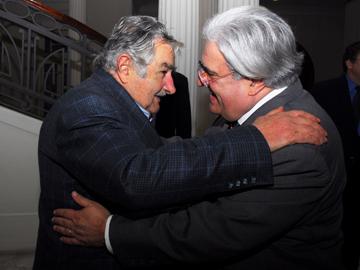 Mujica saluda al embajador Joao Carlos de Souza