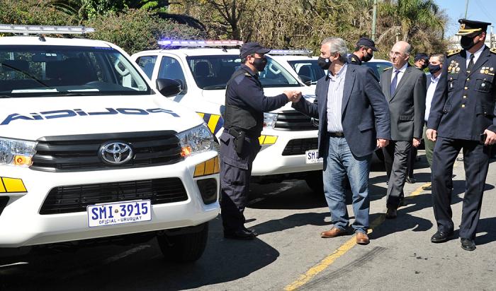 Ministro Jorge Larrañaga recibe 13 camionetas para seguridad rural