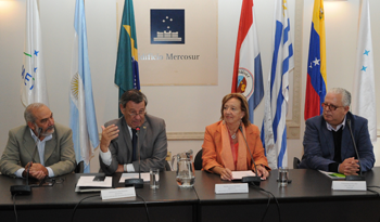 Autoridades en seminario sobre educación regional