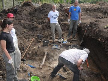 Equipo de antropólogos en tareas de excavación