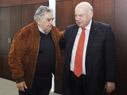 Presidente josé Mujica, con el secretario general de la OEA Miguel Insulsa.