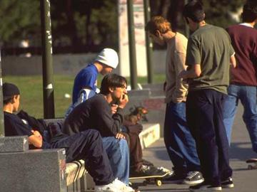 Jóvenes reunidos en una plaza