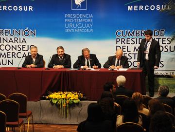 Canciller Luis Almagro firma convenio para fortalecer las vías férreas de Uruguay