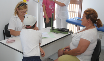 Personal de salud en consulta con usuarios Personal de salud en consulta con usuarios