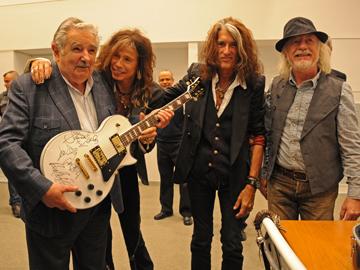 Integrantes de la banda de rock Aerosmith le obsequieron al Presidente Mujica una guitarra eléctrica