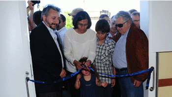 Mujica y ministro Beltrame cortando la cinta inaugural de centro de rehabilitación motriz