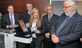 Autoridades en inauguración de tecnología biométirica en aeropuerto de Carrasco