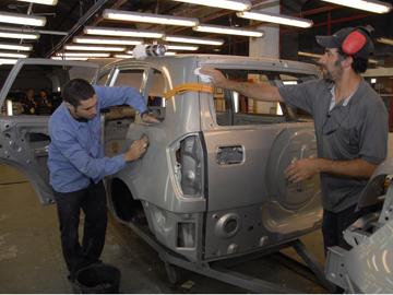 Personas trabajando en una fábrica automotriz
