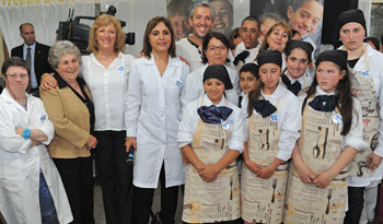 María Auxiliadora Delgado junto a escolares y técnicos del Programa de Salud Bucal