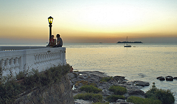 Vista panorámica de bahía de Colonia del Sacramento