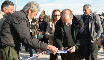 El presidente de OSE, Milton Machado, corta la cinta de inauguración de obras en el departamento de Rocha