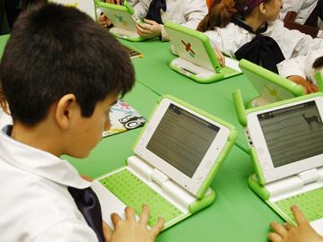 Escolar trabaja con computadora del Plan Ceibal